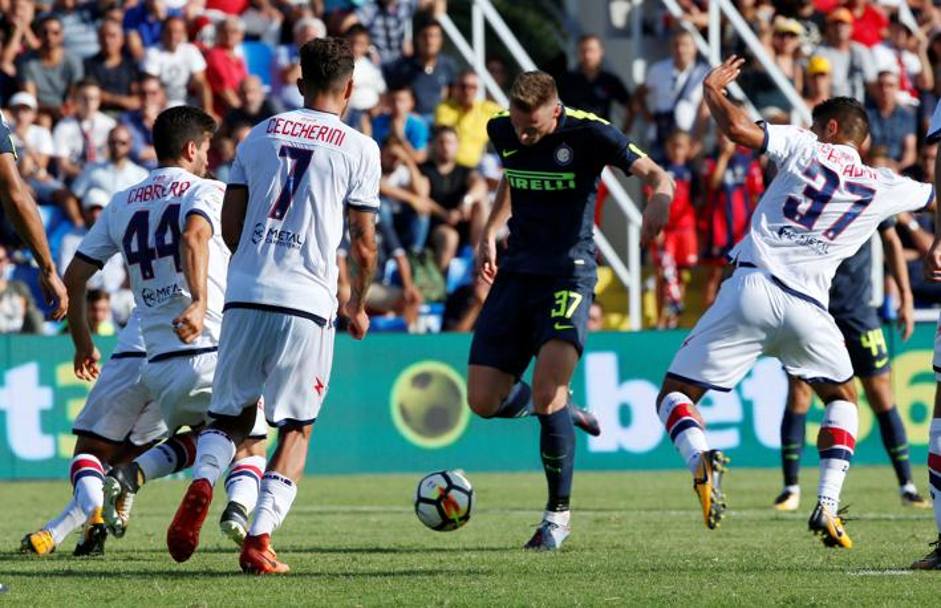 Crotone-Inter, stadio Ezio Scida, l&#39;azione del gol di Skriniar all&#39;82&#39;